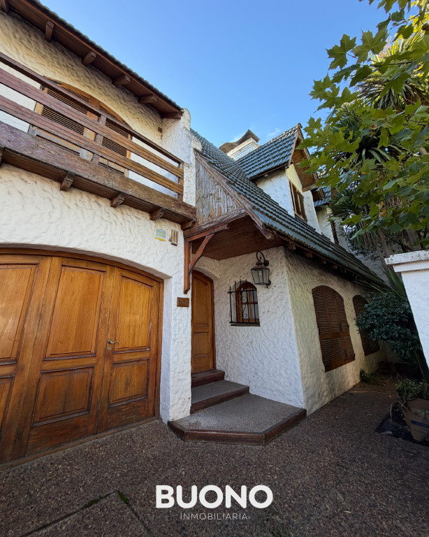 GRAN CASA DE DOS PISOS